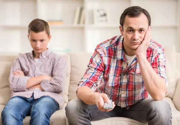 Pai e filho em casa — Fotografia de Stock