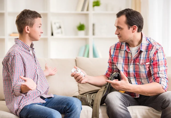 Pai e filho em casa — Fotografia de Stock