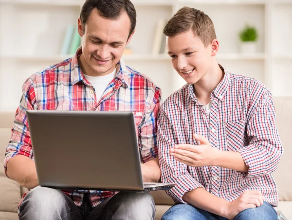 Pai e filho em casa — Fotografia de Stock