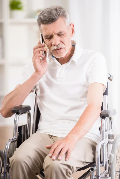 Alter Mann zu Hause — Stockfoto