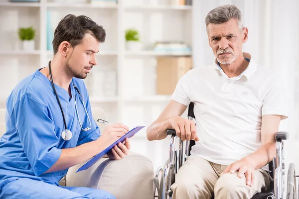 Oude man in ziekenhuis — Stockfoto