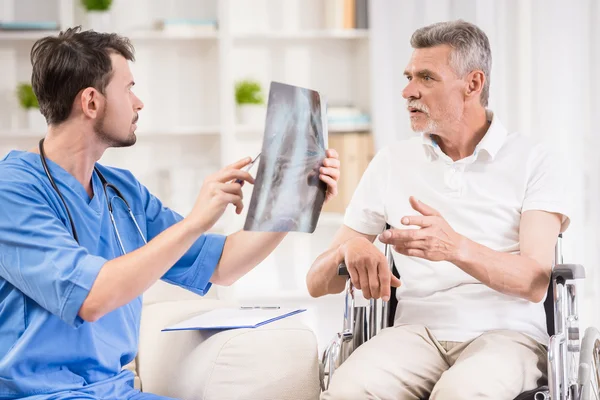 Oude man in ziekenhuis — Stockfoto