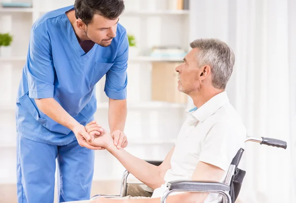 Old man at hospital — Stock Photo, Image