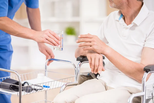 Gamling på sykehuset. – stockfoto