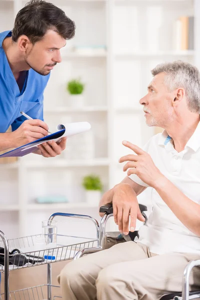 Oude man in ziekenhuis — Stockfoto