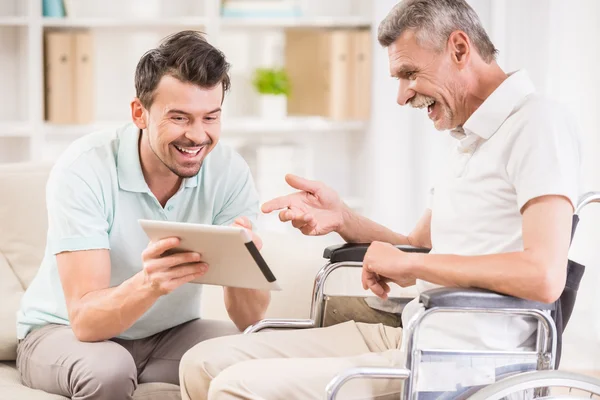 Oude man in ziekenhuis — Stockfoto