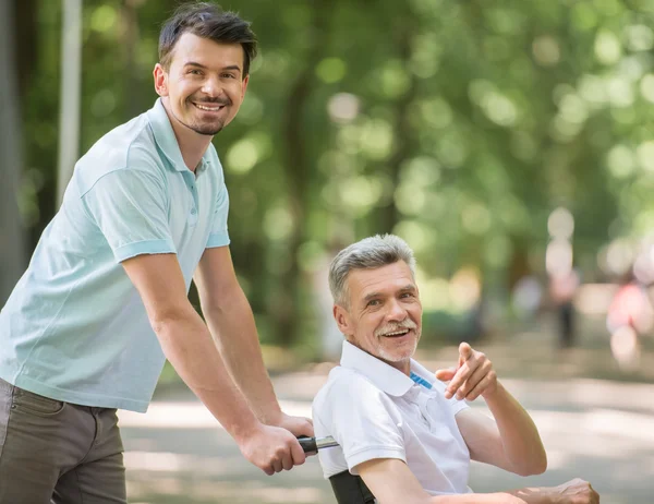 Gammal man vid sjukhuset — Stockfoto