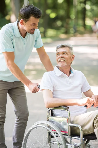 Oude man in ziekenhuis — Stockfoto