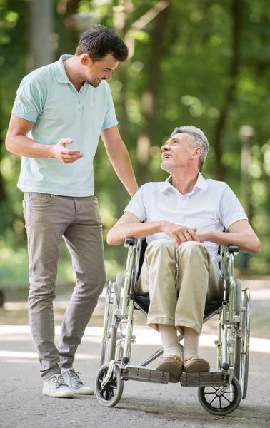 Oude man in ziekenhuis — Stockfoto