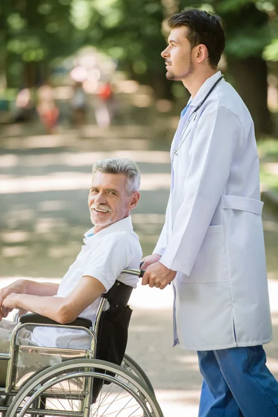 Gammal man vid sjukhuset — Stockfoto