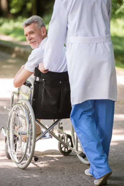 Gammal man vid sjukhuset — Stockfoto