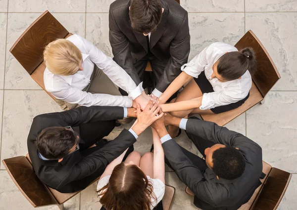 Grupo Empresários Ternos Sentados Círculo Dando Mãos — Fotografia de Stock
