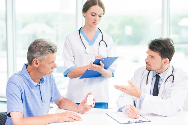 Médico e paciente — Fotografia de Stock