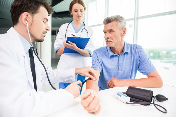 Médico y paciente — Foto de Stock