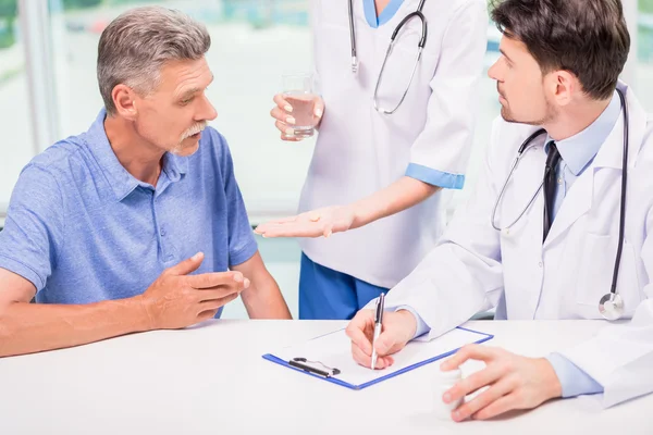 Médico y paciente — Foto de Stock