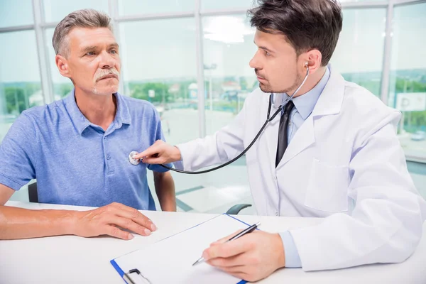 Médico e paciente — Fotografia de Stock