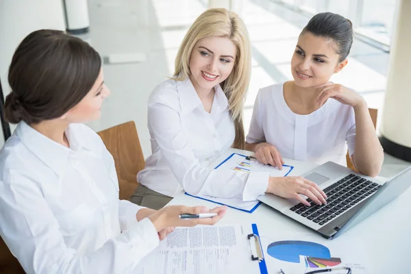 Mujeres en los negocios — Foto de Stock