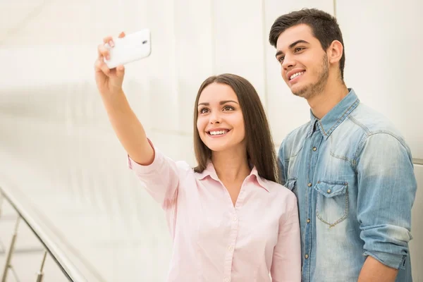 Étudiants avec gadgets — Photo