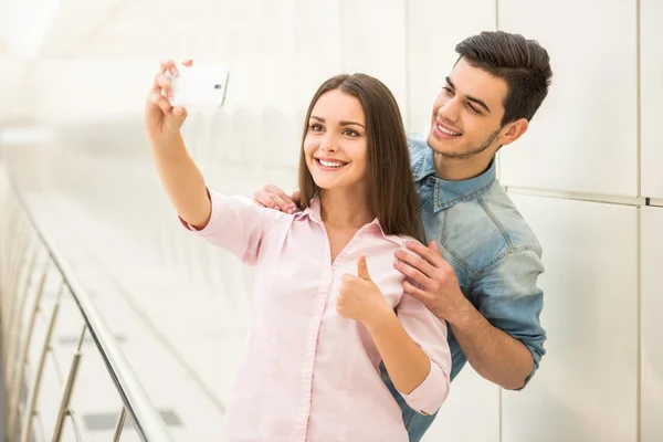 Étudiants avec gadgets — Photo