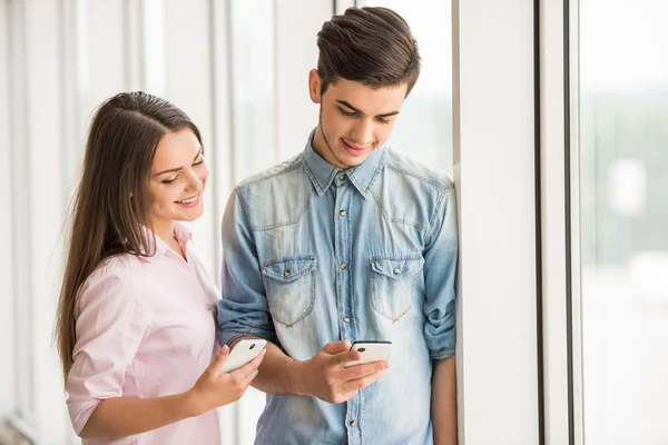 Students with gadgets — Stockfoto