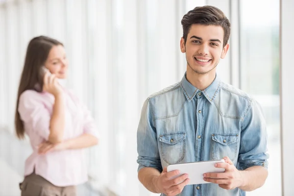 Estudiantes con aparatos — Foto de Stock