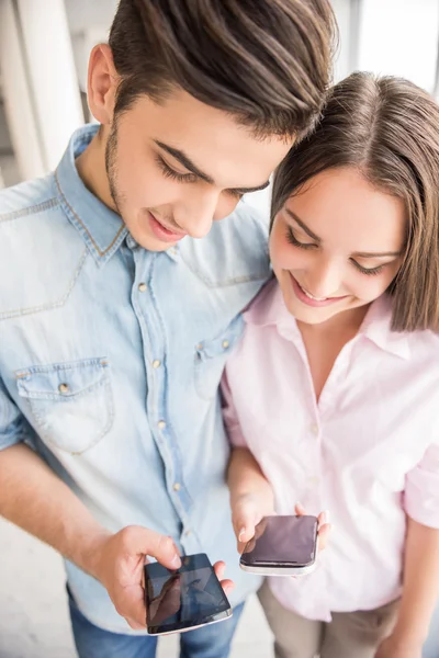 Students with gadgets — Stock Photo, Image