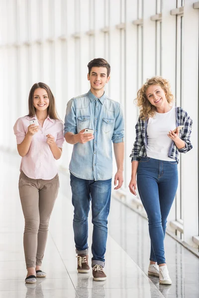 Students with gadgets — Stockfoto