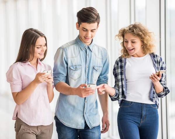 Estudantes com gadgets — Fotografia de Stock