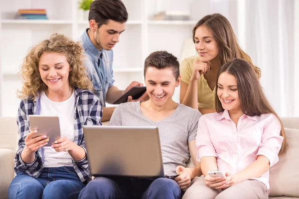 Estudantes com gadgets — Fotografia de Stock