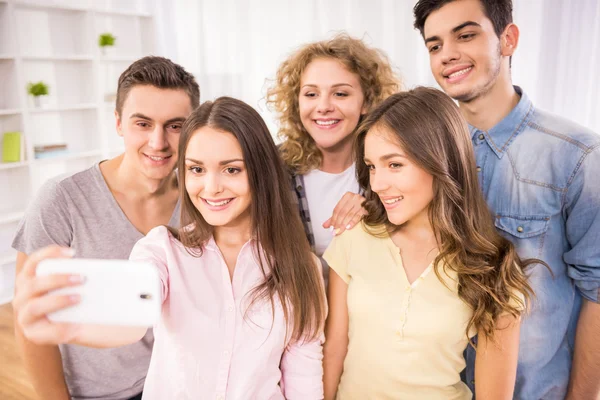 Estudiantes con aparatos — Foto de Stock