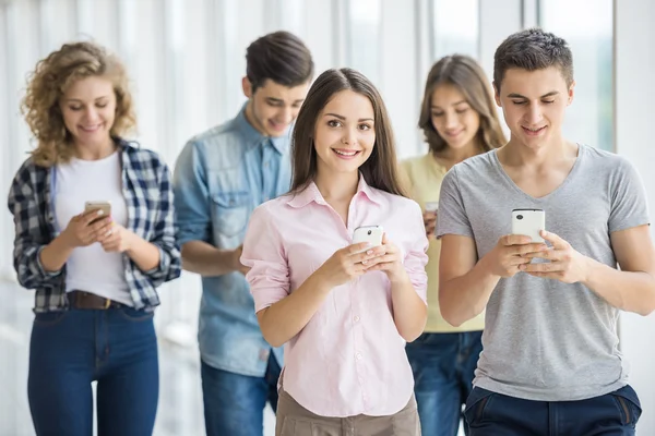 Students with gadgets — Stock Photo, Image