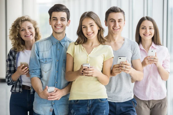 Estudantes com gadgets — Fotografia de Stock