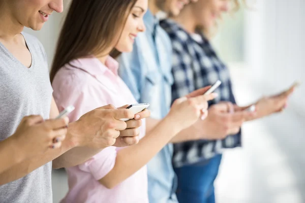 Students with gadgets — Stockfoto