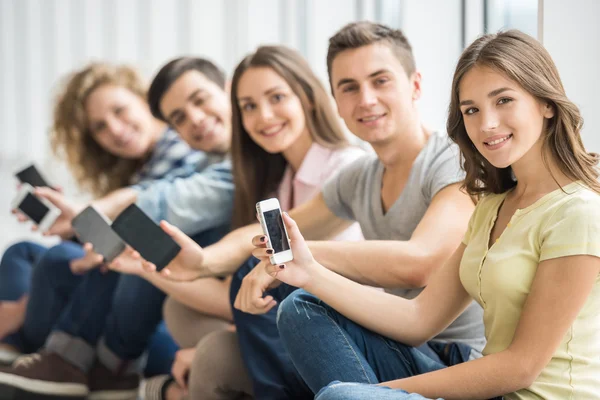 Estudiantes con aparatos —  Fotos de Stock