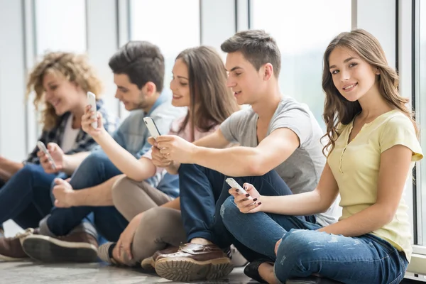 Estudantes com gadgets — Fotografia de Stock