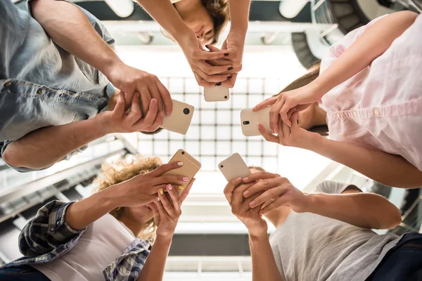 Étudiants avec gadgets — Photo