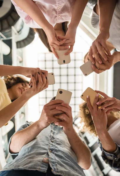 Estudantes com gadgets — Fotografia de Stock