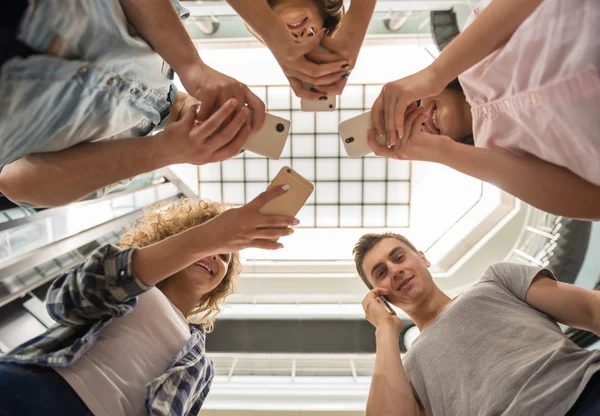 Students with gadgets — Stockfoto