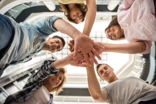 Estudiantes con aparatos — Foto de Stock