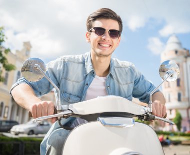 scooter üzerinde genç Çift