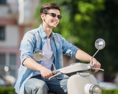 Scooter üzerinde genç adam