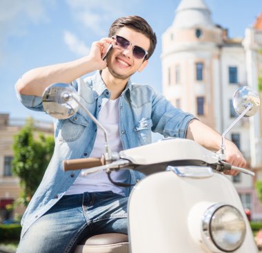 scooter üzerinde genç Çift