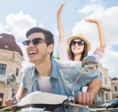 scooter üzerinde genç Çift