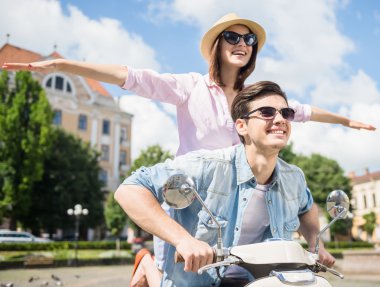 scooter üzerinde genç Çift