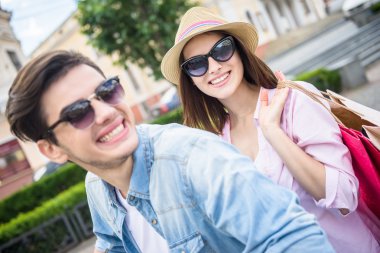 scooter üzerinde genç Çift