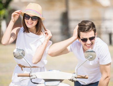 scooter üzerinde genç Çift