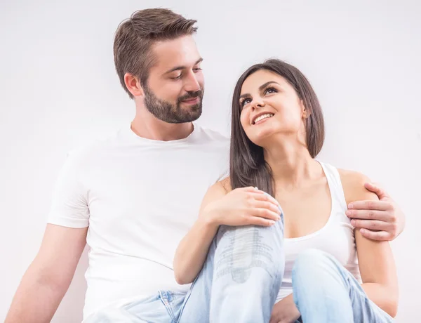 Jovem casal em casa — Fotografia de Stock