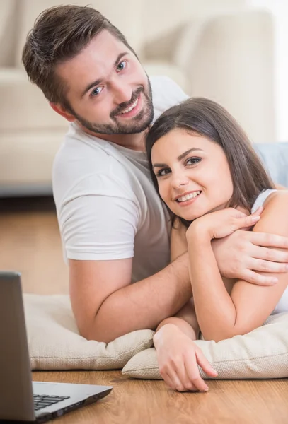 Jovem casal em casa — Fotografia de Stock