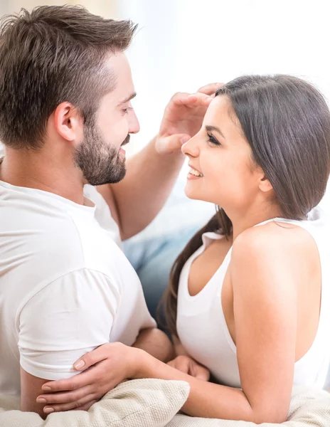 Pareja joven en casa — Foto de Stock