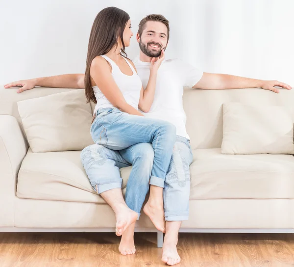 Jovem casal em casa — Fotografia de Stock